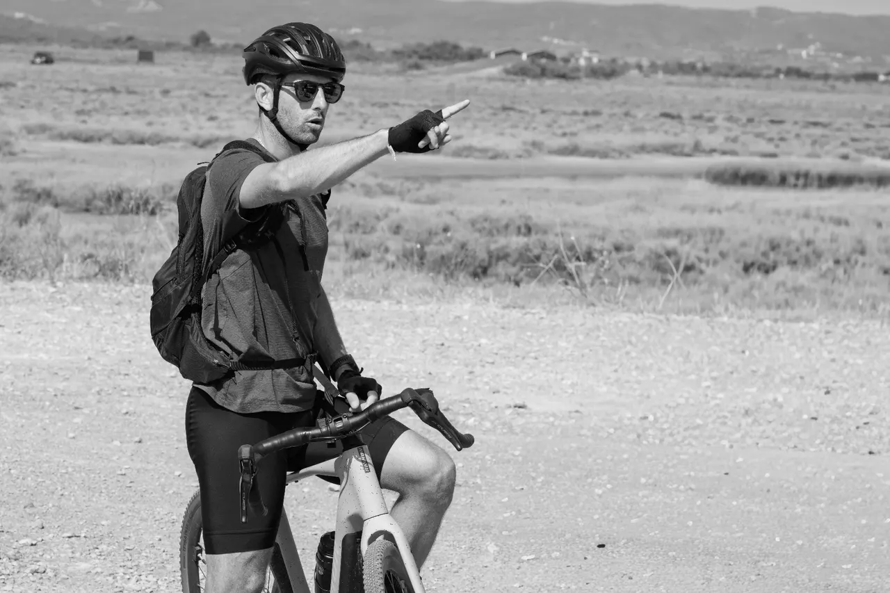 Cycliste sur piste de gravier dans les étangs de Gruissan, noir et blanc